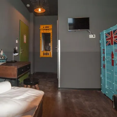 Am Bahnhof Hostel *